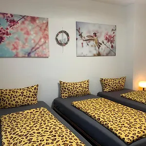 - Imma Wat - Für 12 Personen Apartment Berlin